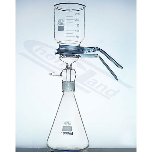 FILTRĒŠANAS IEKĀRTA, KAS SASTĀV NO BIHNERA PILTUVES ( 300 ML) SAVIENOTĀS AR BUNZENA KOLBU (1000 ML)