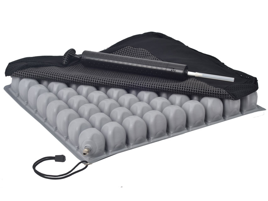 GAISA SPILVENS AR PĀRSEGU - 45X45X6 CM